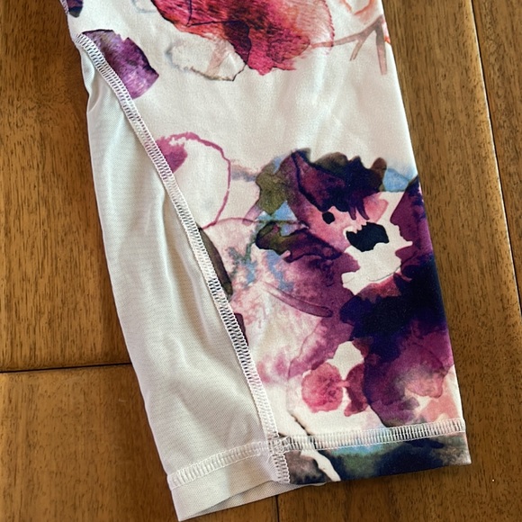 Gorgeous floral Capri workout leggings NWOT - Picture 2 of 3